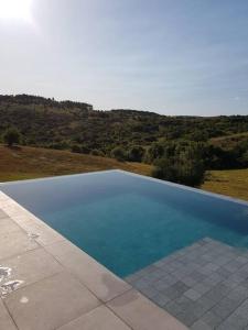 a swimming pool with a view of a hill at Hermosa Chacra de Diseño, Pueblo Edén in El Eden