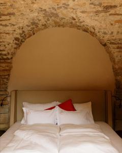 Postel nebo postele na pokoji v ubytování Langenmantel Historic Suites