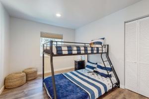 una camera da letto con un letto a castello in una stanza di Fjord Luxury Golf Retreat a Union