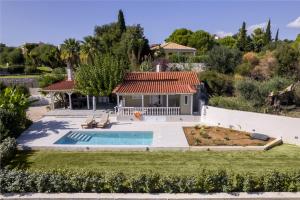 a house with a swimming pool and a yard at Green Retreat in Spartià
