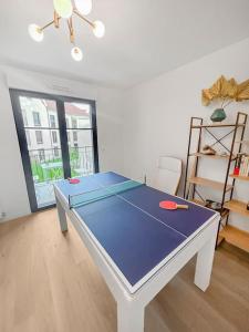 a ping pong table in a room with a ping pong ball at Le Repos Chartrain in Chartres
