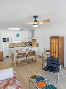 a living room with a table and chairs and a kitchen at Le Repos Chartrain in Chartres