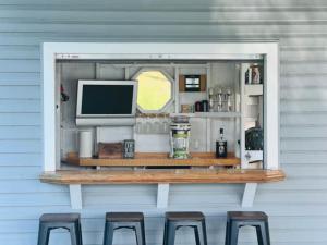 TV a/nebo společenská místnost v ubytování Blue Heron Cottage