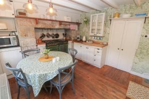 Kuchyň nebo kuchyňský kout v ubytování Apple Tree Cottage