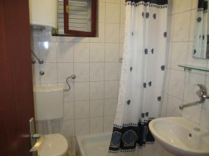 Kúpeľňa v ubytovaní Apartments Deni