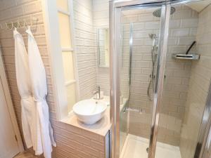 Koupelna v ubytování Apple Tree Cottage