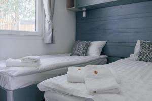 Postel nebo postele na pokoji v ubytování Mobile home Roman + 42 fotografií