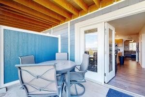 comedor con pared azul, mesa y sillas en Bear Lake Blue, en Garden City