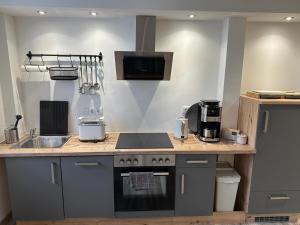 a kitchen with a counter with a sink and a stove at Linus und seine Ferienwohnungen in Heldrungen