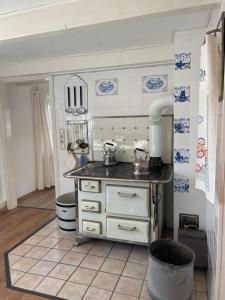 克鲁姆赫恩Ferienhaus Atempause的带水槽和台面的厨房