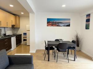 a kitchen and dining room with a table and chairs at Jorge Apartamento Sintra in Sintra