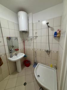 a bathroom with a sink and a toilet and a tub at Matleo appartament in Golem +33 photos