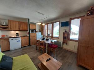 Kuchnia lub aneks kuchenny w obiekcie Appartement cosy 3 pièces avec 2 balcons, lave-vaisselle, lave-linge, à proximité des pistes - FR-1-353-126