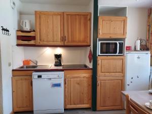 Kuchnia lub aneks kuchenny w obiekcie Appartement cosy 3 pièces avec 2 balcons, lave-vaisselle, lave-linge, à proximité des pistes - FR-1-353-126
