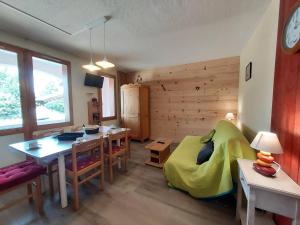 salon ze stołem i jadalnią w obiekcie Appartement cosy 3 pièces avec 2 balcons, lave-vaisselle, lave-linge, à proximité des pistes - FR-1-353-126 w mieście La Plagne Tarentaise