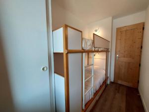 Łóżko lub łóżka w pokoju w obiekcie Appartement cosy 3 pièces avec 2 balcons, lave-vaisselle, lave-linge, à proximité des pistes - FR-1-353-126