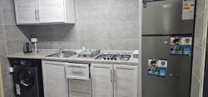 Una cocina o cocineta en ستوديو مستقل داخل فيلا