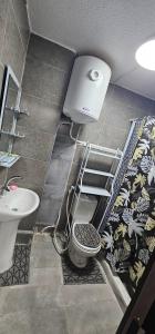 Un baño de ستوديو مستقل داخل فيلا 6 fotos más