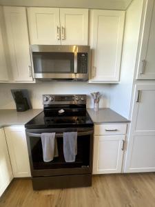 Kuchyň nebo kuchyňský kout v ubytování Papillion Family Home with Garage