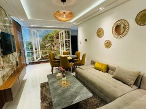 タンジェにあるSerenity suite Family Apartment in central locationのソファとテーブルのあるリビングルーム