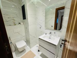 Ένα μπάνιο στο Serenity suite Family Apartment in central location