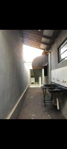 une pièce vide avec une table de ping-pong à l'intérieur dans l'établissement Casa Oliveira, à Olímpia