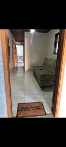 une vue d'une pièce avec un tapis sur le sol dans l'établissement Casa Oliveira, à Olímpia