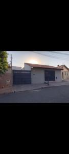 - un bâtiment dans une rue où vous pourrez admirer le coucher du soleil en arrière-plan dans l'établissement Casa Oliveira, à Olímpia