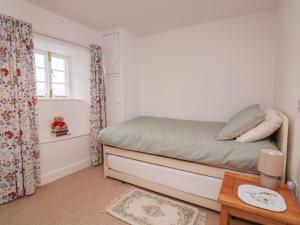 Giường trong phòng chung tại Vine Cottage