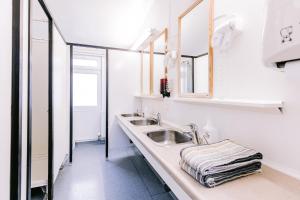 O bucătărie sau chicinetă la Hlid Hostel