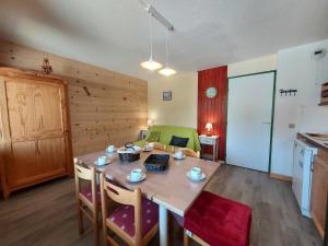 Kuchnia lub aneks kuchenny w obiekcie Appartement cosy 3 pièces avec 2 balcons, lave-vaisselle, lave-linge, à proximité des pistes - FR-1-353-126