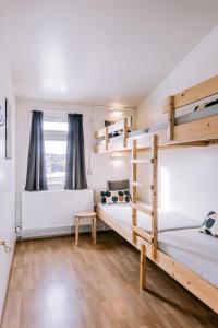 Un pat sau paturi într-o cameră la Hlid Hostel