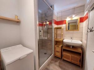 mała łazienka z prysznicem i umywalką w obiekcie Appartement cosy 3 pièces avec 2 balcons, lave-vaisselle, lave-linge, à proximité des pistes - FR-1-353-126 w mieście La Plagne Tarentaise
