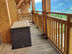 d'un balcon avec un banc et une table. dans l'établissement Appartement 3 pièces cosy avec piscine et parking à La Plagne - FR-1-353-123, à La Plagne Tarentaise 3 autres photos