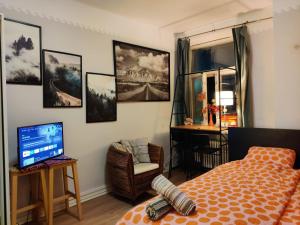 une chambre avec un lit et un bureau avec un ordinateur dans l'établissement 2StepsFromHelsinkiRailwayStation, à Helsinki