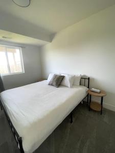 Postel nebo postele na pokoji v ubytování Papillion Family Home with Garage