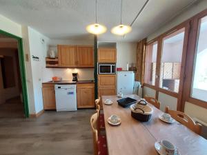 Kuchnia lub aneks kuchenny w obiekcie Appartement cosy 3 pièces avec 2 balcons, lave-vaisselle, lave-linge, à proximité des pistes - FR-1-353-126