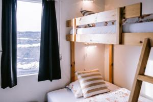 Un pat sau paturi într-o cameră la Hlid Hostel