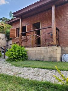 Chalés das cerejeiras في سانتو أنطونيو دو بينهال: منزل من الطوب مع شرفة