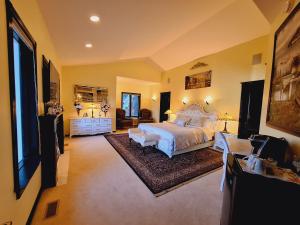 a large bedroom with a bed and a living room at Villa Bellissimo FranTalia - Néo-Classical Résidence & Galleriséum in Kelowna