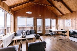 米湖Hlid Cottages的带沙发和桌子的客厅