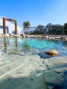 Bazén v ubytování Lake's House - Piscina natural aquecida nebo v jeho okolí