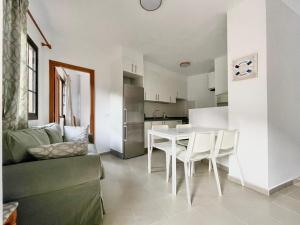 a living room with a table and a kitchen at Penthouse Las Palmeras in Valle Gran Rey