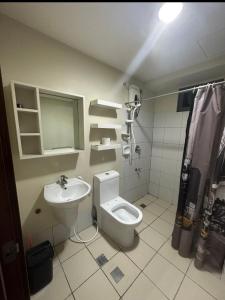 Bilik mandi di Jojies Crib Horizons101 two studio combined