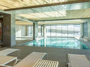 Πισίνα στο ή κοντά στο Duplex 4 étoiles avec Piscine, SPA, et Accès Pistes - 10 pers, 92 m², 3 ch + Coin Montagne - FR-1-461A-20