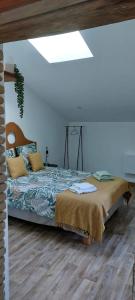 una camera da letto con un letto in una stanza di L'Oustal a Montech Altre 37 foto