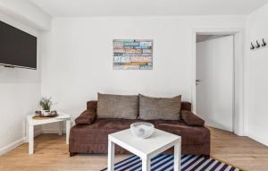 un salon avec un canapé et une table dans l'établissement Beautiful Apartment In Süsel With Wifi, à Süsel