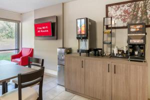 a dining room with a table and a kitchen at Red Roof Inn Doswell - Kings Dominion in Doswell