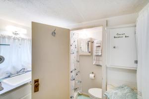 un baño con inodoro y lavabo en Pet-Friendly Fort McCoy Cabin with Fire Pit!, en Orange Springs 16 fotos más