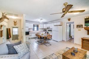 una sala de estar con un sofá y una mesa en Pet-Friendly Fort McCoy Cabin with Fire Pit!, en Orange Springs
